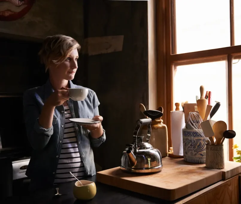 women drinks coffee in her home